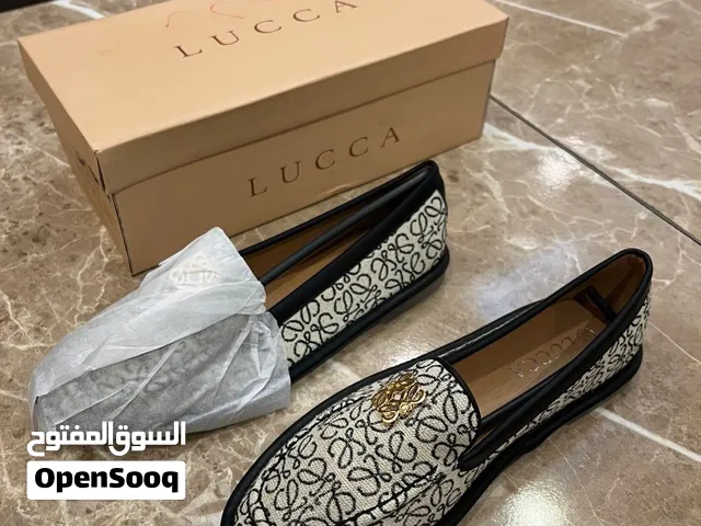 حذاء تقليد ماركة(توري بورش) تقليد نظيف_الحالة :جديد _مقاس 37