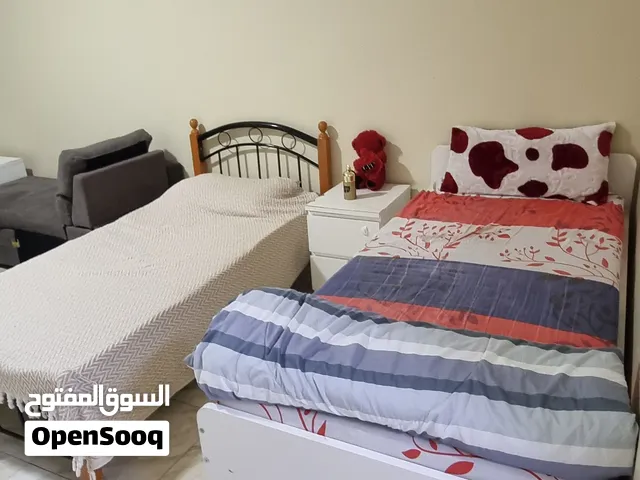 سرير في سكن للسيدات