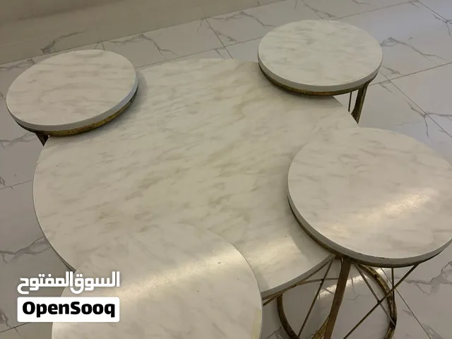 طاولة رخام كبيرة مع أربع خدمات جانبية للبيع