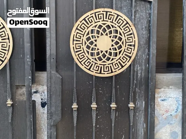ثلاث بوابات مدخل منزل في حالة ممتازة مع دربزين حديد صب ثقيل مع زينه طبب نحاس تقريبا 30 متر في حالة ا