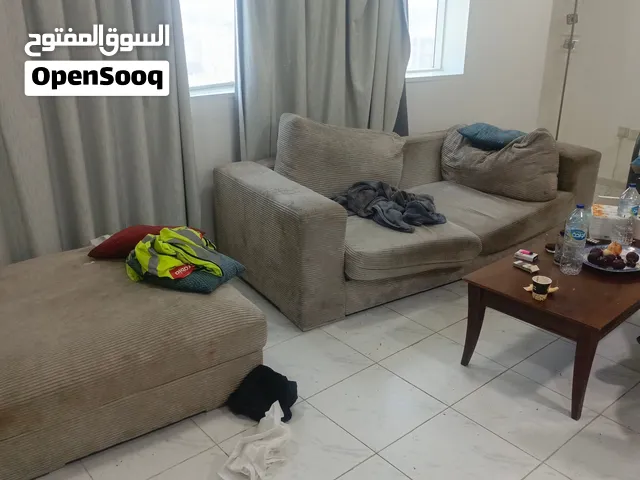 كنب 3 مقاعد مع طاوله وسط