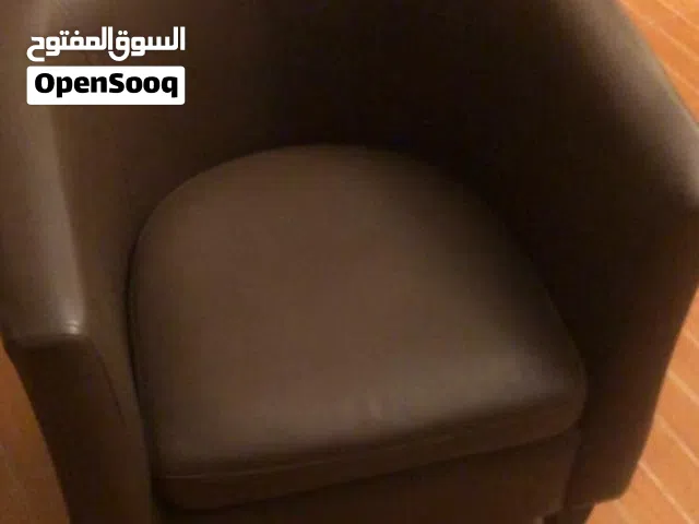 كراسي جلد اللون بني