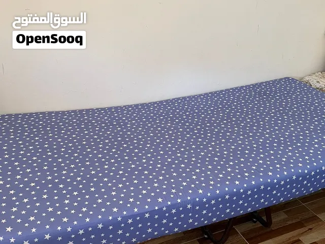 فرشات مفرد عدد 2مع تختين مفردات بحاله ممتازه التخت من نوع اللي بنثني