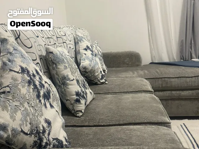 صوفا زاوية رمادية / شبه جديدة اقل من سنة استخدام