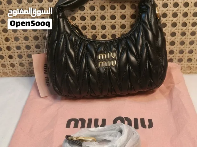 حقيبة ميو ميو واندر هوبو ماتلاسيه المصنوعة من جلد نابا الأسود