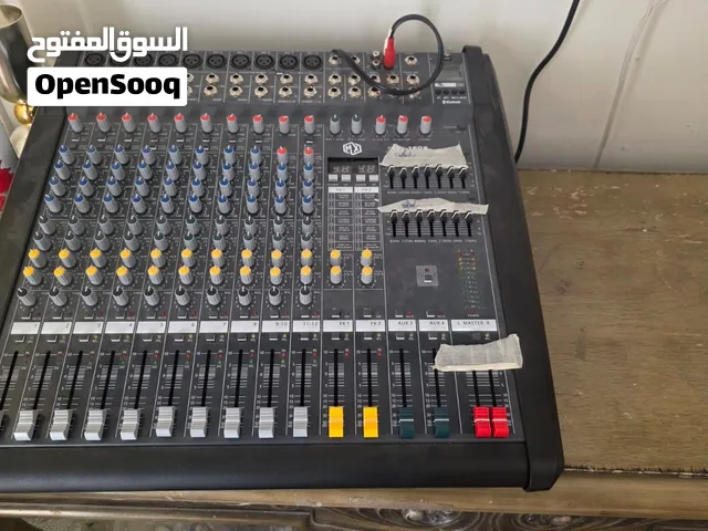 مازج صوت (مكسر) احترافي من شركة ديناكورد (Dynacord)، وتحديداً من سلسلة PowerMate أو CMS الشهيرة بمدا