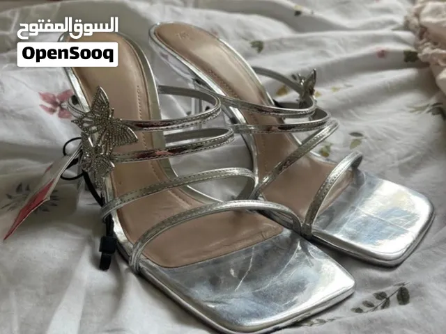 Sandales Zara argentées à talons avec papillons strass – Taille 35