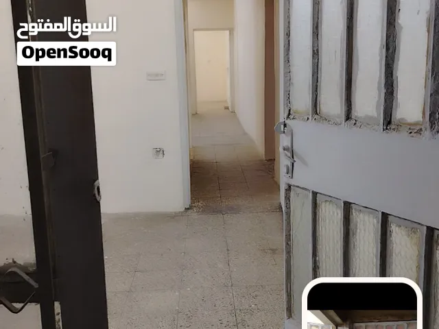 شقةكبيرة ونفهة  ضمن بيت الطابق الاول يوجد درج  خارجي معزول وكراج للاستفسار الاتصال على صاحبة البيت