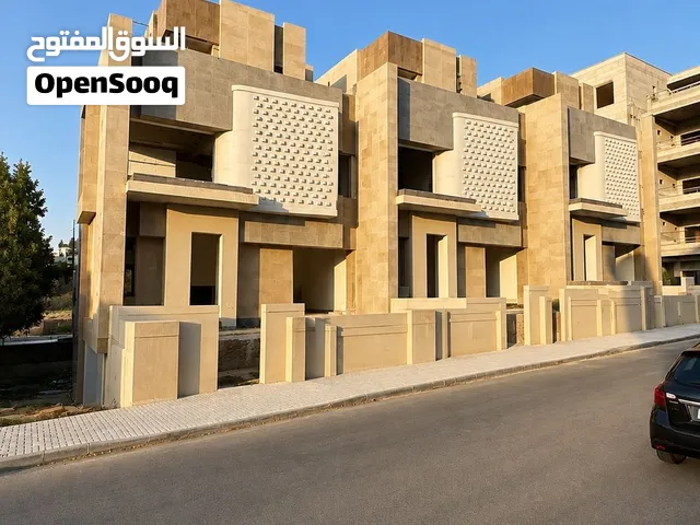 فلل متلاصقة بمساحات 610-630 متر وبأعلى المواصفات