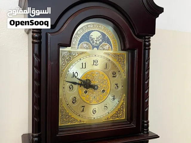 ساعة خشبية طويلة
