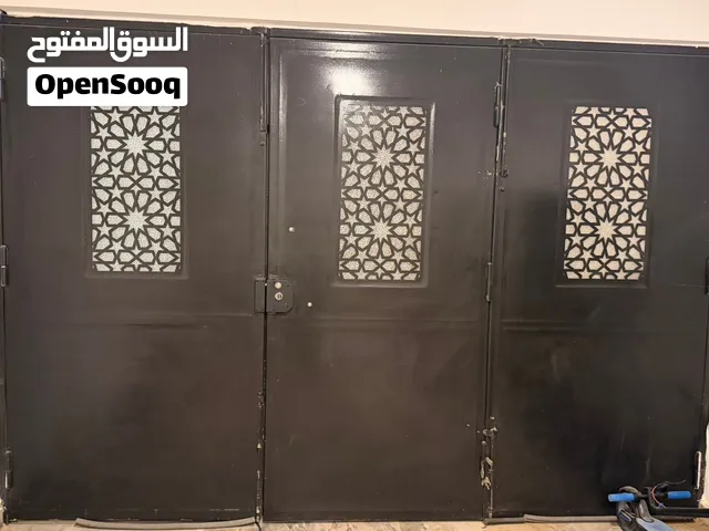 باب خارجي بحالة ممتازة الطول 2.50والعرض 3.70