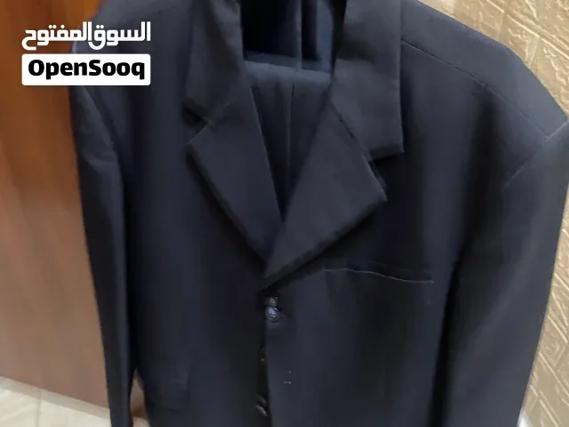 بدلة رجالي نظيفه لون كحلي غامق بحالة جيده جدا السعر 10دنانير استعمال قليل مرتبه