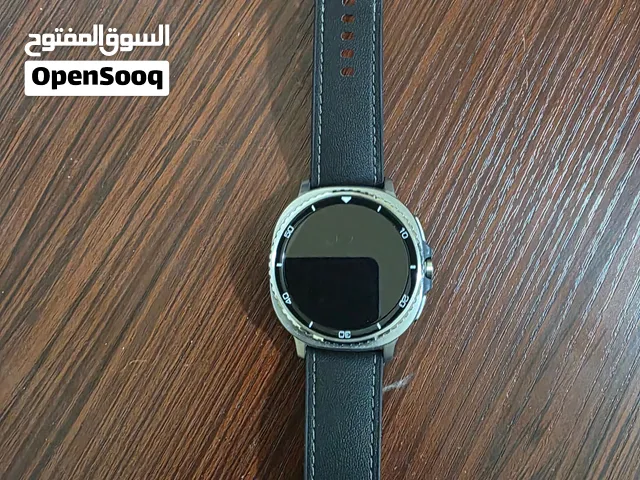 ساعة من ماركة سامسونك watch 8 classic ساعة نظيفة جداً ومابيه اي مشكلة وبيه هواي مميزات  عملاقة