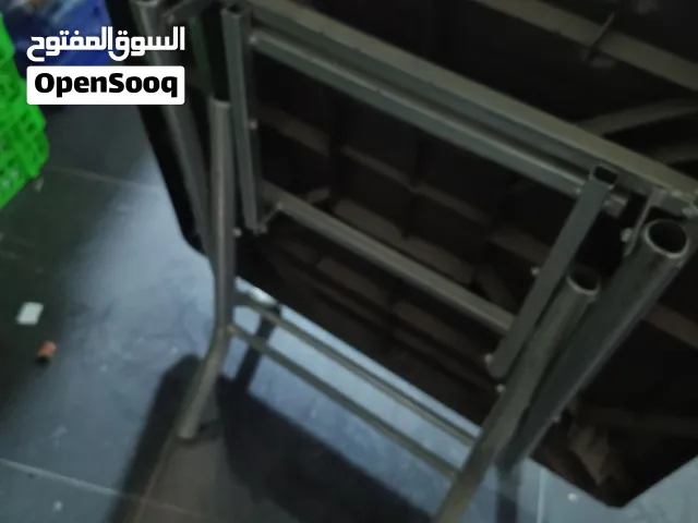 للبيع طاولة مربعة عملية ومتينة جداً بتصميم الراتان الأنيق باللون البني المحروق.