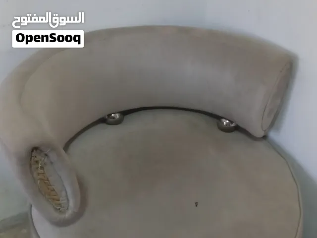 كنباية غرفة نوم لون سكني فاتح ، حجمها من متوسط لكبير