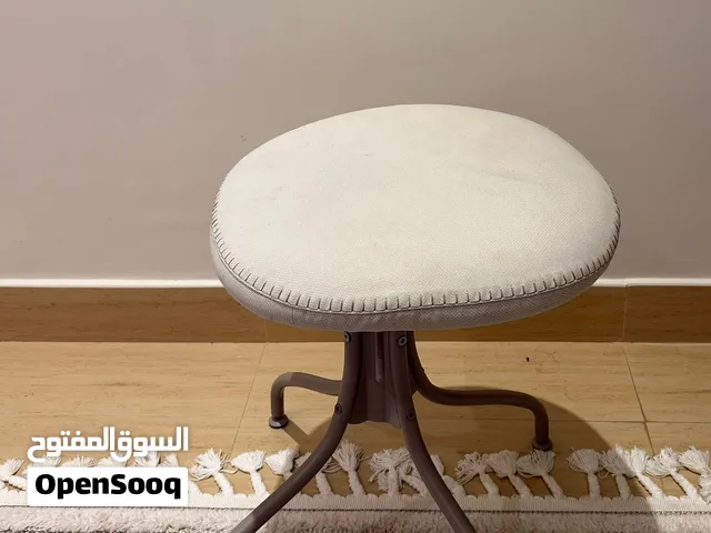 كرسي باللون البيج