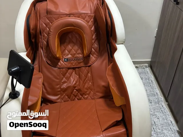 كرسي تدليك مع شاشه تحكم فيه مستعمل مريح جداً