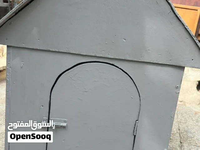 (بيت خشبي مميز لكلاب الزينة مع ملحقاته صحون مخصصه لل طعام و ماء) للبيع بيت خشبي متين ومناسب جدا للك