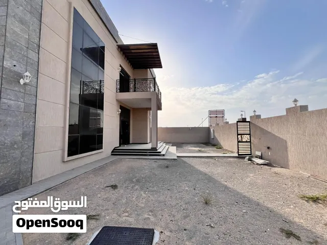 للبيع فيلا فاخرة في الحوشي – الشارقة