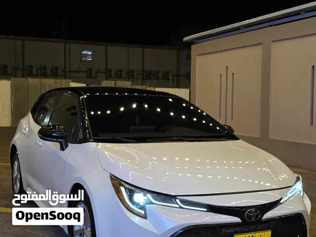 تويوتا كورولا 2021 SE هاتشباك لون أبيض مع ميزات أمان وتجهيزات تقنية متكاملة