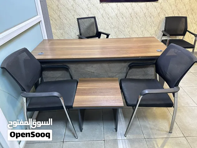 مكتب مع كراسي