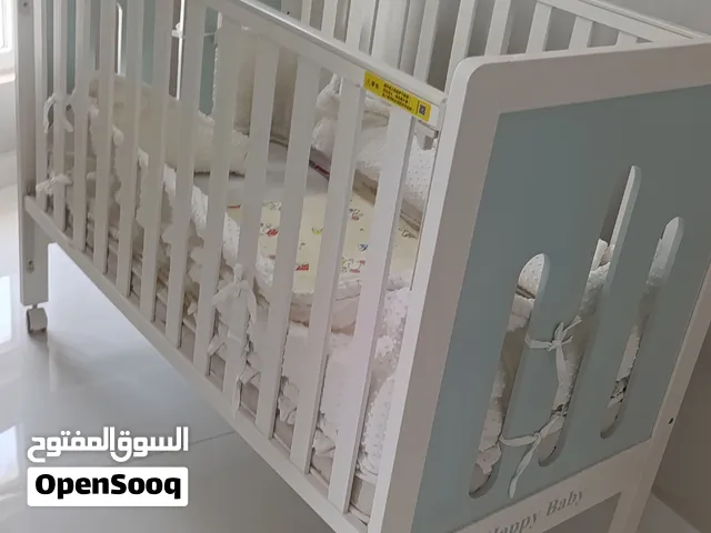 سرير اطفال مع ملحقات بحالة ممتازة