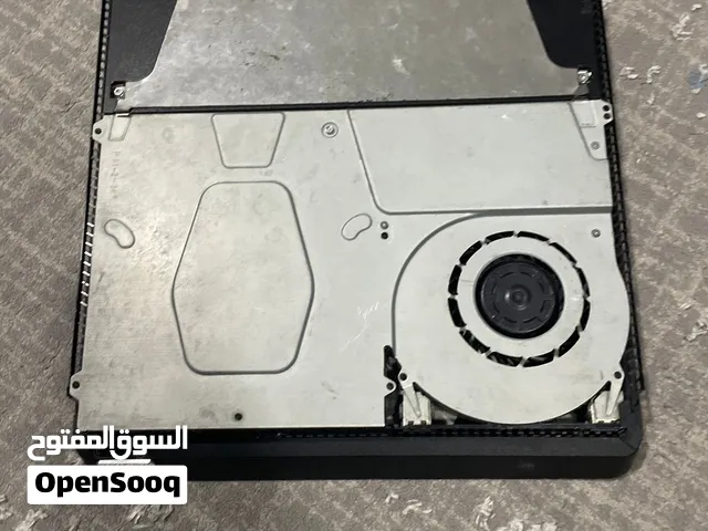 بلاي ستايشن فور للبيع ب700 أو للتبديل ب بيسي و معاه 10 سيديات بدون كفر و نضيف جذا
