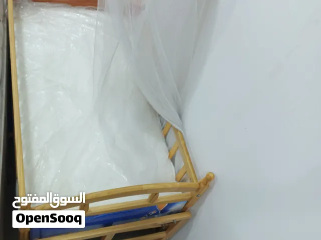 سرير طفل استعمال قليل مع المندر جديد وكرسي هزاز وسكوتر بعدهم نضيفات استخدام كلش قليل