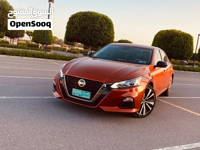 نيسان التيما 2021 موديل رياضي لون برتقالي بحالة مستعملة مع تقرير حادث بسيط