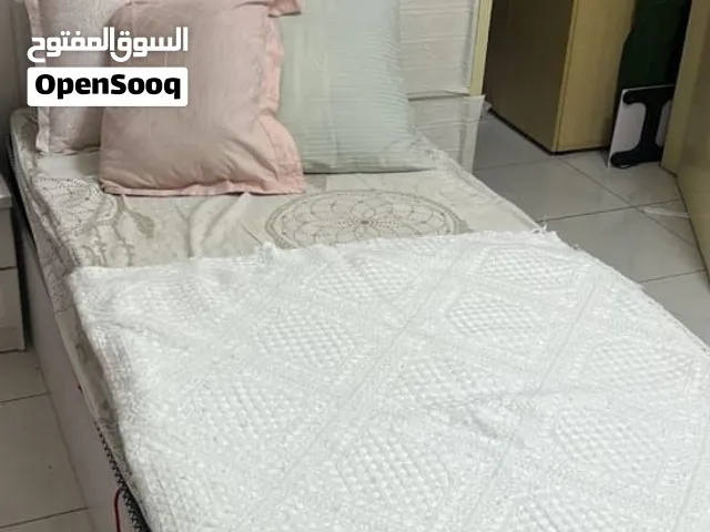 سرير مفرد مستعمل و فرشة طبية جديدة مع كومدينة درجين