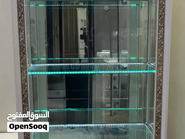 غرفة نوم مع ستارتها واكسسوراتها للبيع