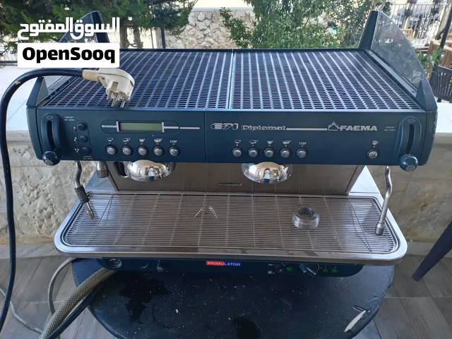 ماكينة إسبريسو مع مطحنة قهوة