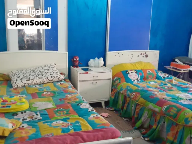 خزانه ابواب سحب مع سريرين مع روسيه تخوت ومع طاوله سيديه