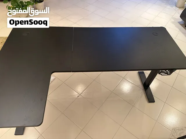 طاولة قيمنق على شكل L  الطول 1،5 متر  العرض متر  كاربون فايبر  اضاءة ار بي جي على الاطراف