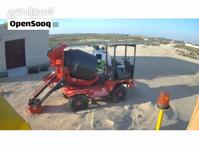 شاحنة خرسانة 2500لتر سيلاا ايطالي فورويل موصفات عالية تحميل وتفريغ ذاتي +تفريغ جانبي يمين وشمال