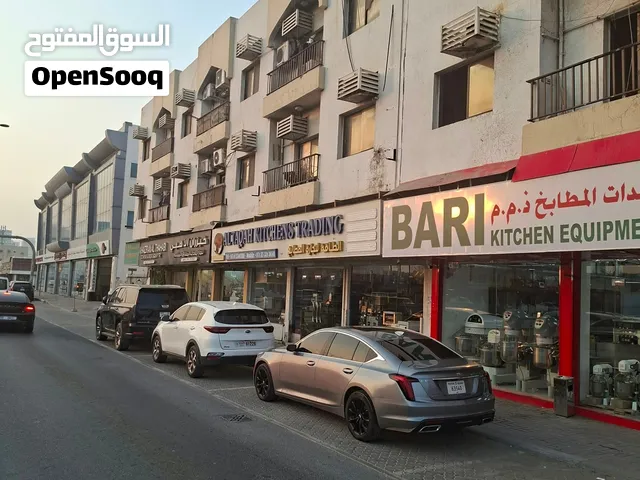 عذرًا للوسطاء ارض صناعيه الرابعه 40،800 قدم الدخل 1،570،000 شارع رئيسي 6 محلات و3 مستودعات سكن عمال