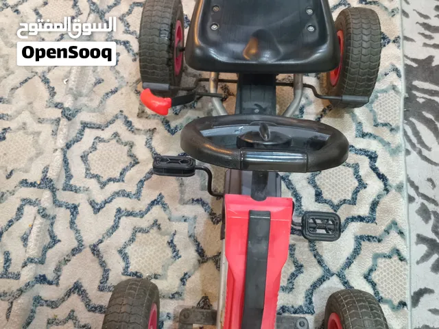 اسكوتر اطفال شبه جديد جوده ممتازه جدا ونظيف بدون اي عطل يأتي باللون الأحمر والأسود و4 دواليب