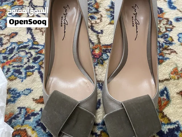 Gorgeous Authentic Giorgio Armani pumps size 39