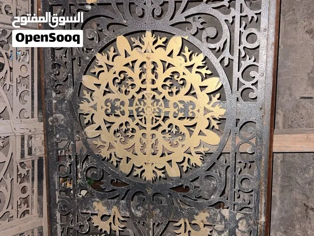 شبابيك عدد 3 قياسات متر ونص طول عرض متر و2 /بيبان عدد 2 طول مترين و 20 عرض متر / جراجيب خشب عدد 4