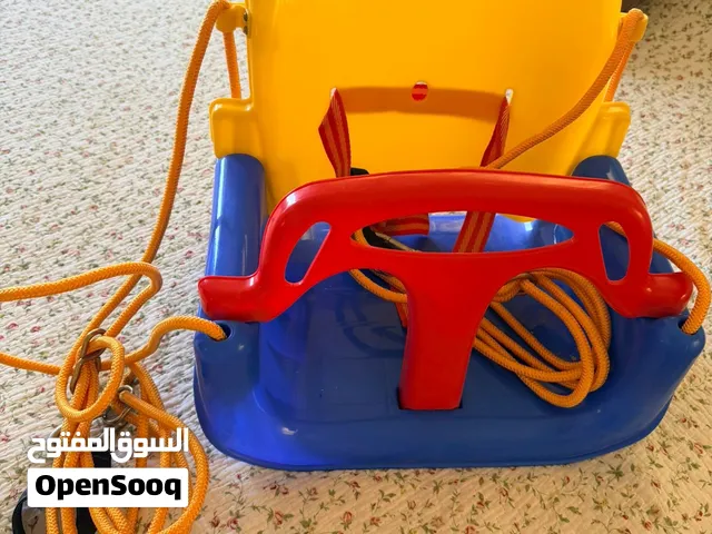 مرجوحة اطفال لون ازرق و اصفر بحاله ممتازه جديده مع خطافات قوية للتعليق