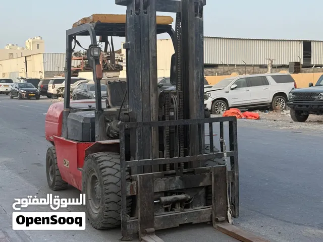فورلفت 5 طن ارتفاع 5 متر موديل 2014