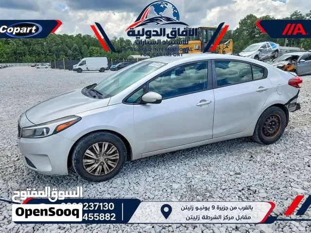 KIA FORTE LE 2017 ماشيه 141000 لون سلفر دفع امامي اتوماتيك  سيارة متضرر من الخلف العنوان 9 يونيو