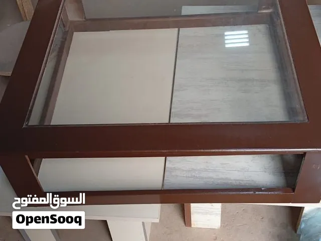 طاولة صالون خشبية للبيع باللون البني مع زجاج – تصميم عصري وأنيق مناسبة لغرف الجلوس والصالونات