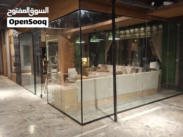 وفر خدمة تفصيل وتركيب زجاج السكريت بجميع أنواعه: أبواب سكريت – واجهات محلات – فواصل مكاتب – درابزين