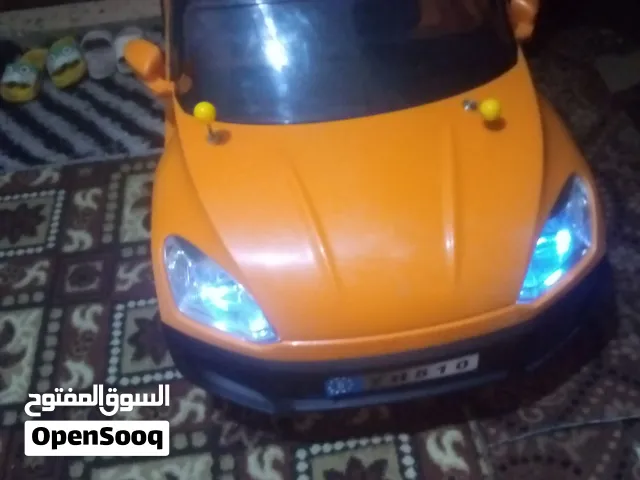سياره كهربائيه للبيع شبه جديده يوجد ريموت تحكم وصلة Ayx مع شاحن يجلس فيها اثنين أطفال