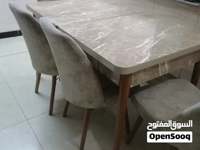 ميز طعام مع كراسي