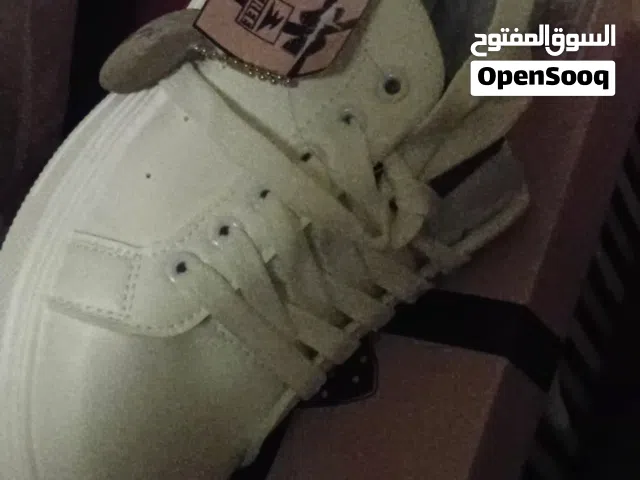 سبرديلة بيضاء جديدة مقاس 39