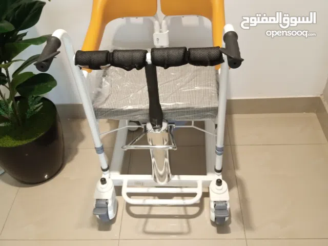 تخفيض كرسي متحرك يساعد في التنقل من مكان لاخر