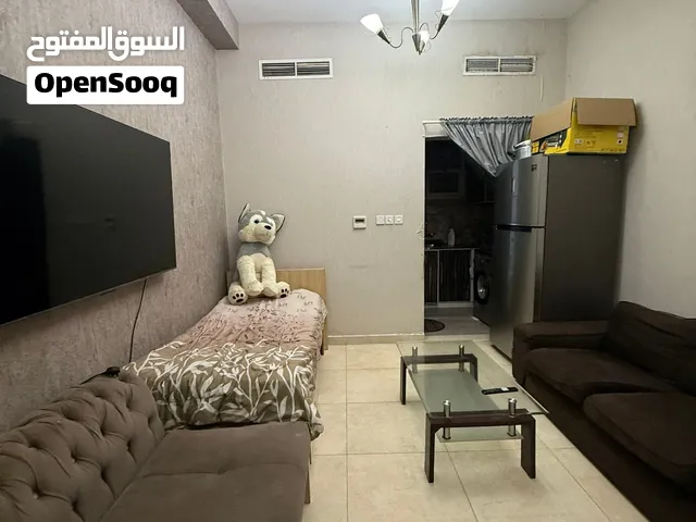استديو مفروش بثلاث أسرّة للايجار الشهري