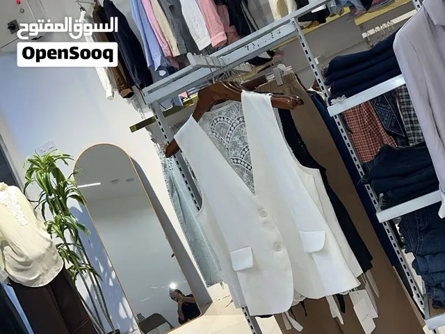 متوفر مشروع ملابس نسائيه جاهز ومتكامل للبيع بمساحه الوجها 5 متر والنزال 5 مع اعلان واسم المحل